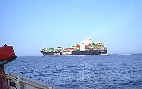 Containerschiff vor der Kste vor Sditalien