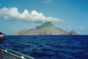 Insel Saba mit Passatwolken