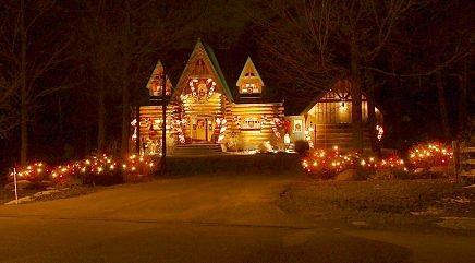 Holzhaus mit Lichtern