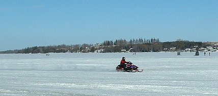 Snowmobil am Lake Scugog