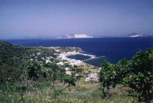 Blick auf den Hafen Pali auf Nissiros