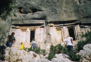 Tanja, Sabine, Georg und Jutta vor den Felsengrbern in der Quellenbucht