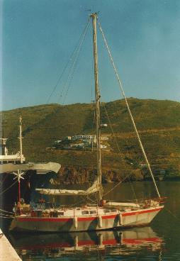 SY MOMO im Hafen auf Amorgos (GR)